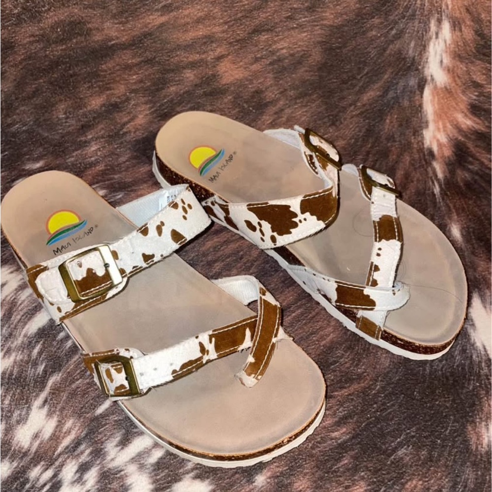 MIA Madera Brown & White Cowprint Toe-Loop Sandals